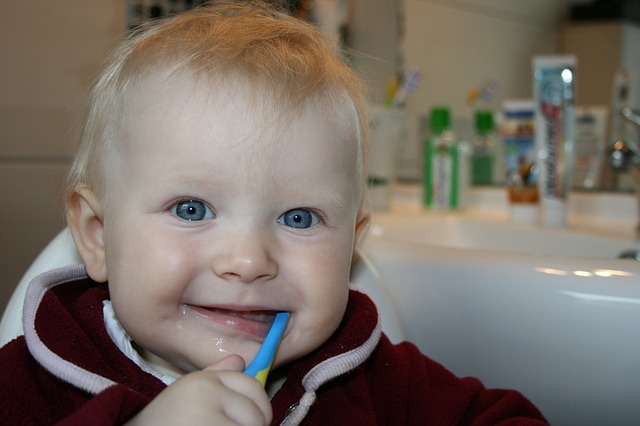 dítě si čistí zuby